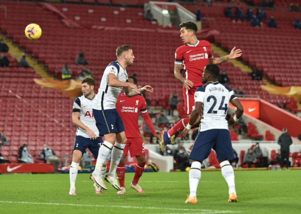 Roberto Firmino (kedua kanan) hadapi Tottenham Hotspur (Foto: EPA-EFE/Peter Powell)
