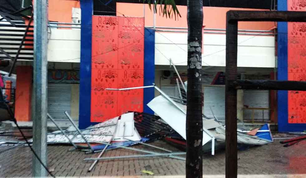 Atap bangunan pasar yang roboh