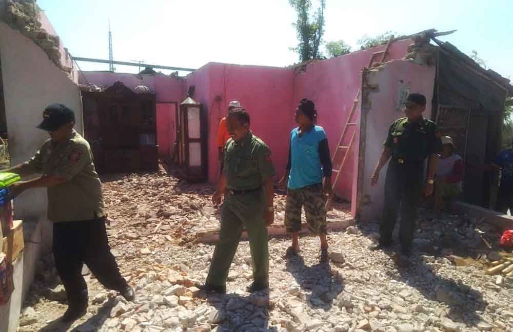Pembersihan puing-puing atap rumah roboh di Ponorogo