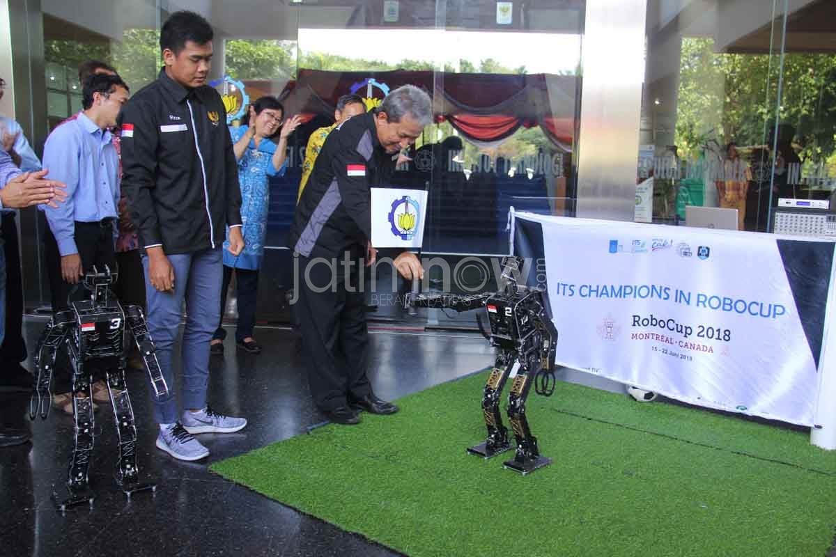 Salah satu tim ITS mencoba robot yang akan mengikuti kompetisi Internasional
