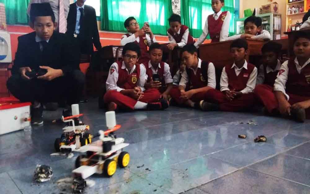 Wow, Santri di Banyuwangi ini Bikin Robot Pemadam Kebakaran