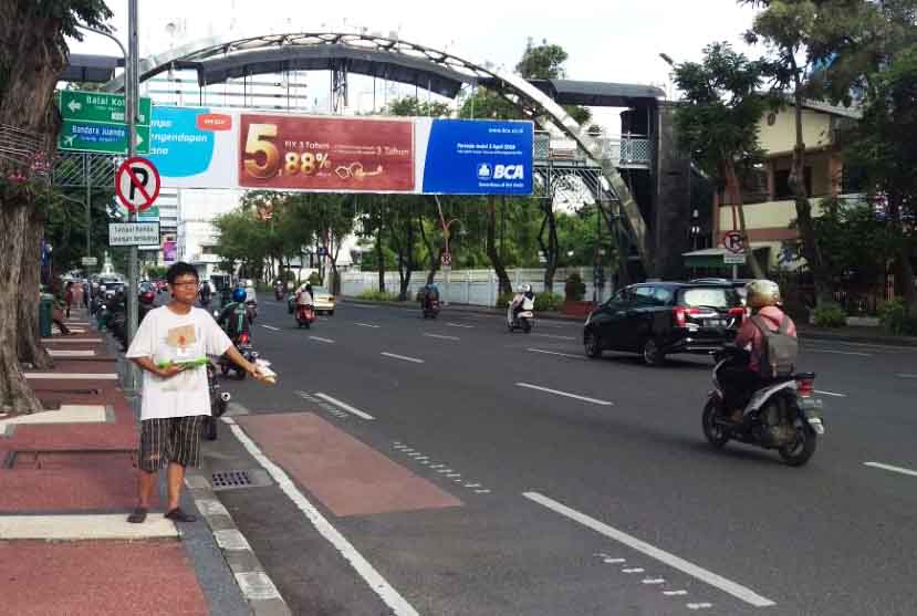 Indra penjual roti di samping Gedung Grahadi sedang menjajakan dagangannya.