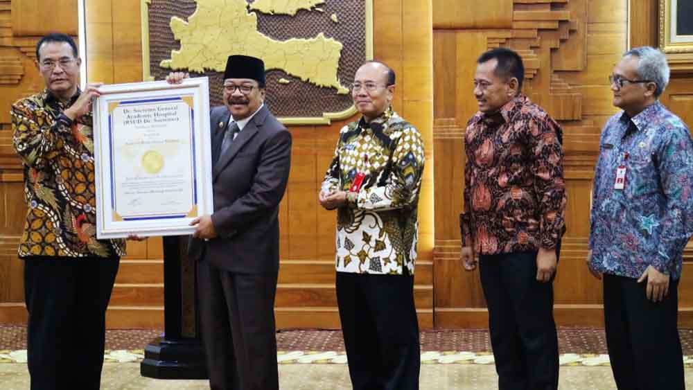 Gubernur Jawa Timur saat menerima sertifikat di Gedung Negara Grahadi Surabaya