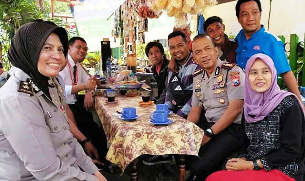  Kombes Pol Rudi saat ngopi bareng bersama warga di warkop Cak To Jalan Undaan Surabaya