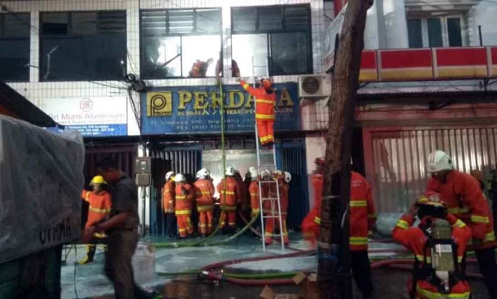 Pembasahan oleh PMK Surabaya di ruko bahan kimia