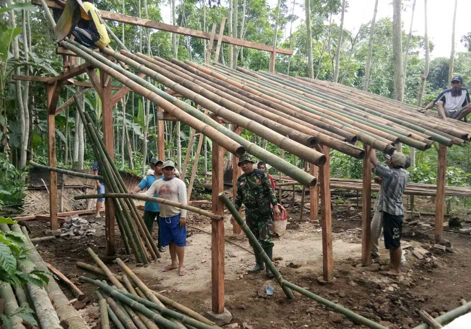 Warda dan Anggota Babinsa gotong royong membangun ulang rumah Pak Babun
