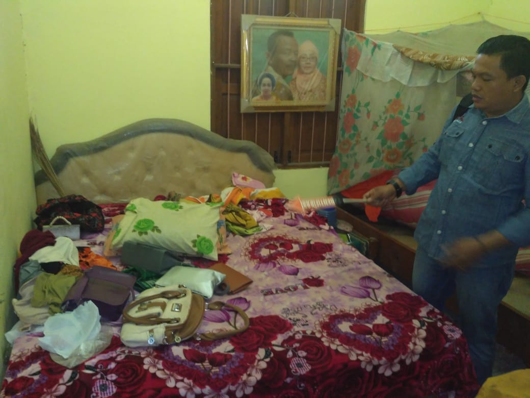 Polisi saat menggelar olah TKP di rumah Mbah Maryono/Foto: istimewa