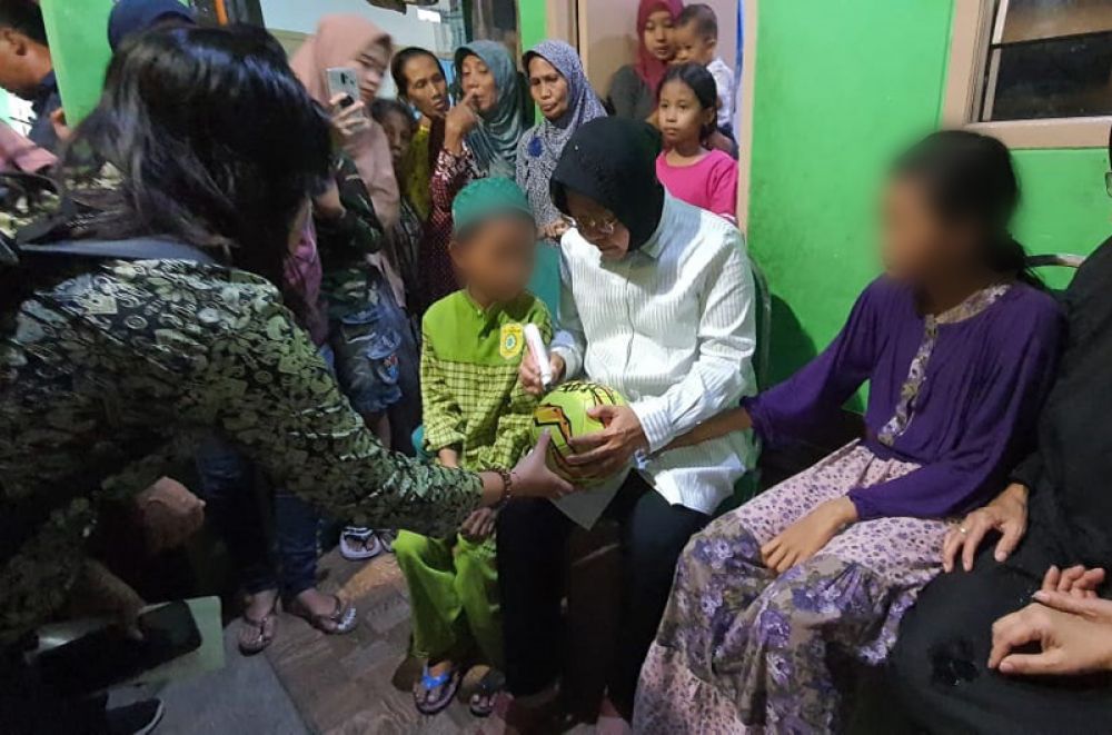 Wali Kota Risma Tengok Tiga Anak dari Wanita yang Dibunuh di Surabaya