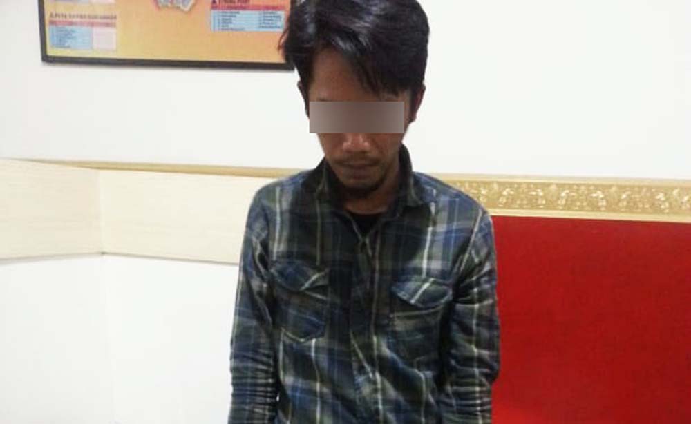 Tersangka pencuri di rumah karaoke saat diamankan di Mapolsek Tegalsari Surabaya