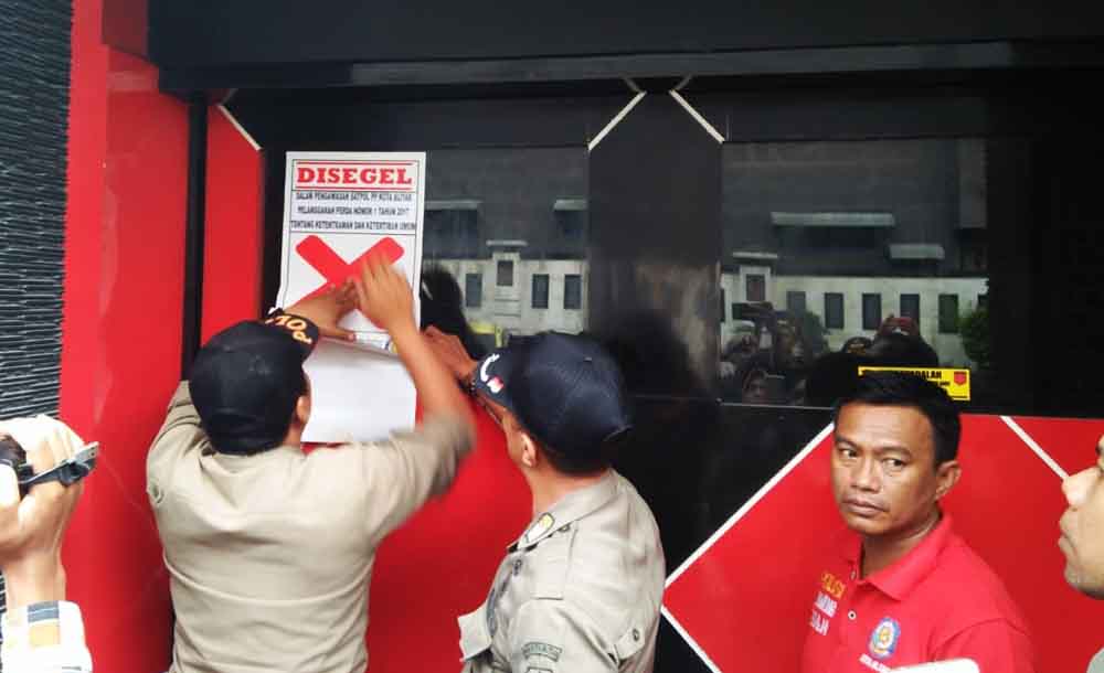Penyegelan salah satu rumah karaoke di Blitar beberapa waktu lalu/ Foto: Dok jatimnow.com