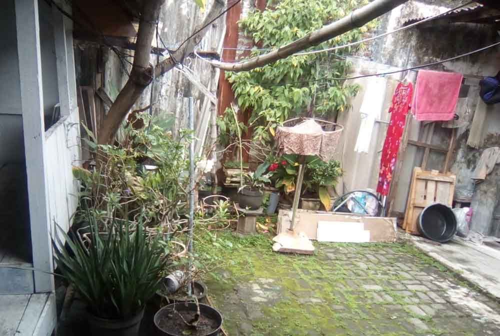 Rumah Manukan Tirto III yang miring