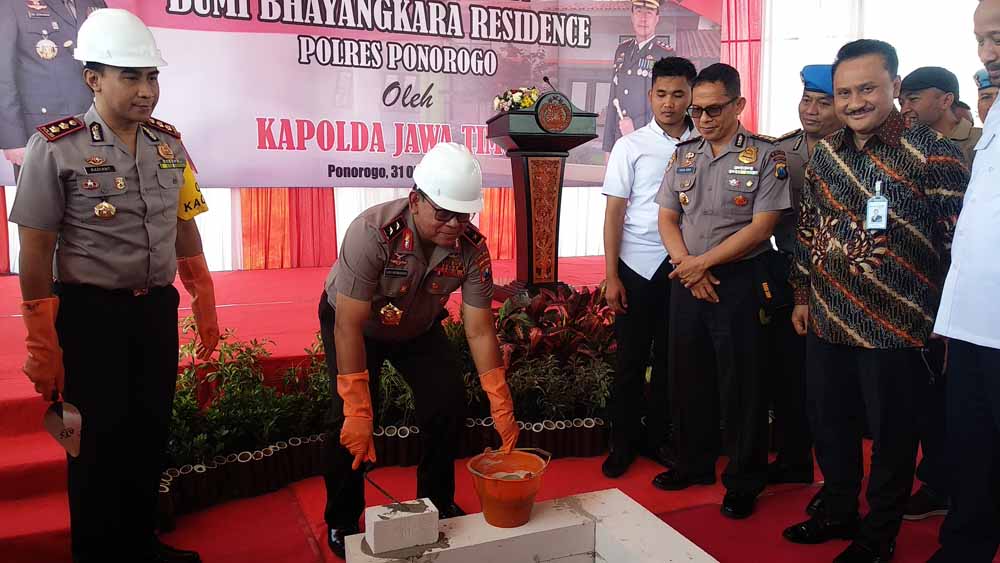 Kapolda Jatim Irjen Pol Luki Hermawan bersama Kapolres Ponorogo AKBP Radiant saat peletakan batu pertama perumahan polisi