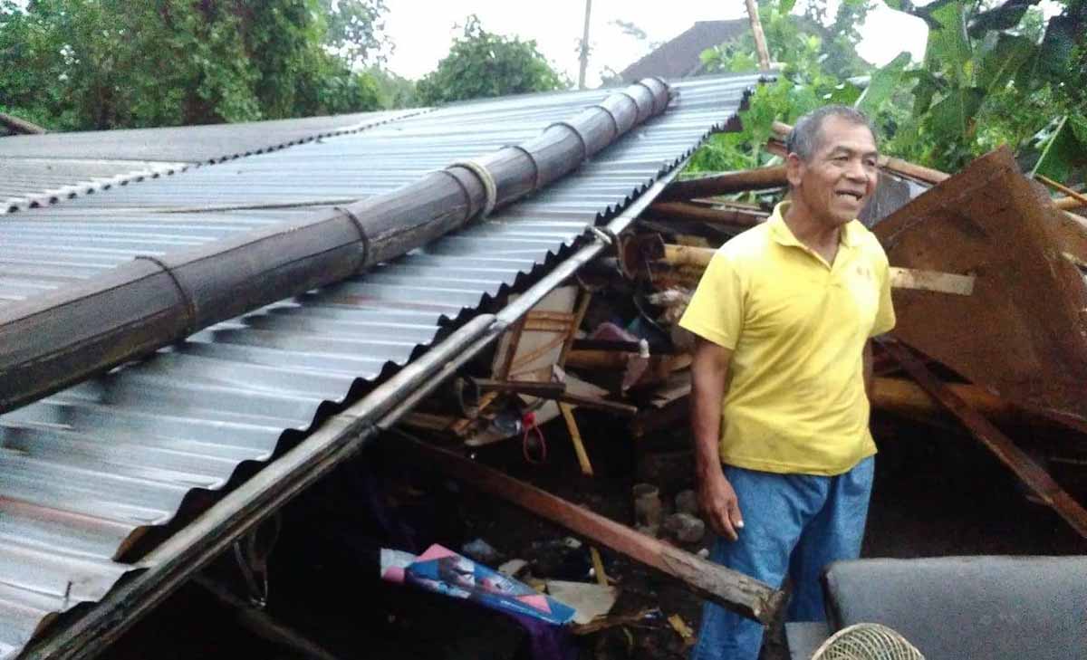 Kondisi rumah milik Sariem yang tertimpa pohon