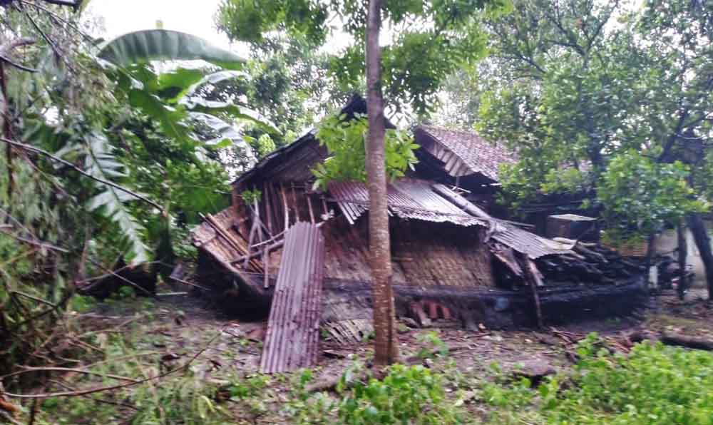 Salah satu rumah roboh di Bojonegoro