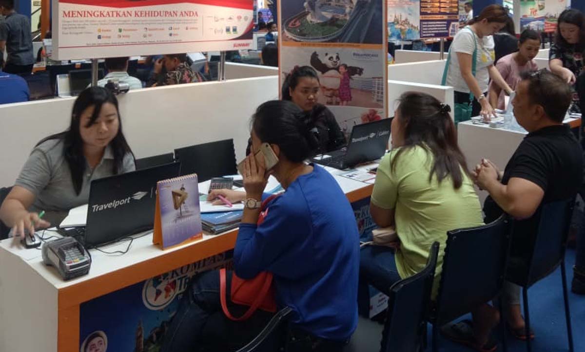 Suasana pameran di Kompas Travel Fair Surabaya, Senin (17/9/2018)