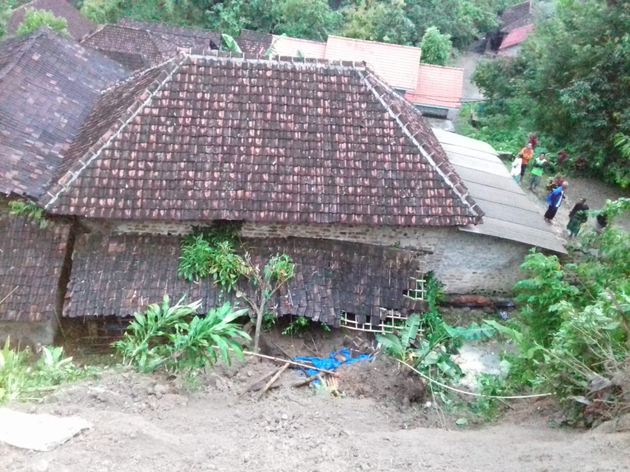 Salah satu rumah yang tertimpa longsor di Kecamatan Poncol