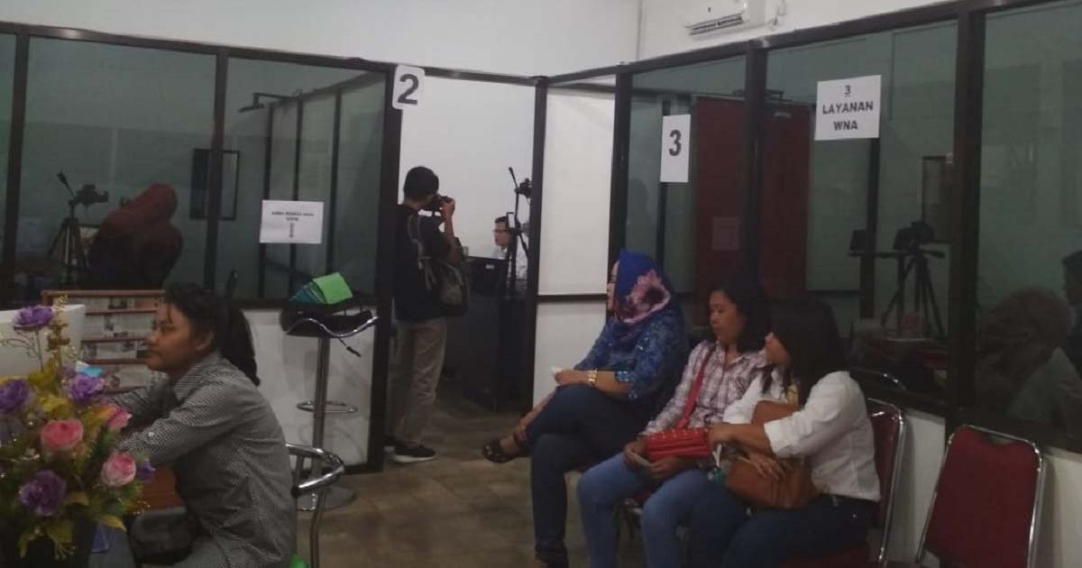 Petugas Imigrasi Kelas III Ponorogo melayani pemohon paspor, Kamis (19/9/2018)