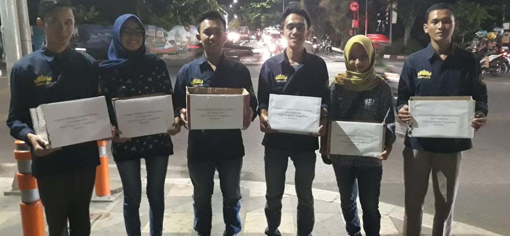 Himpunan Mahasiswa Lampung Surabaya (HIMALAYA) menggelar aksi galang di kawasan Jl Mayjend Sungkono.