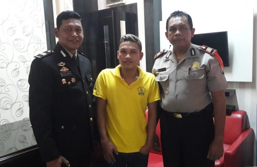 Mat Roli (tengah) saat diamankan di Mapolsek Tegalsari Surabaya.