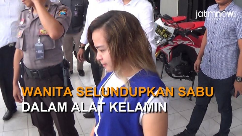 Roby (tengah) saat diamankan di Mapolsek Sukomanunggal Surabaya. 

