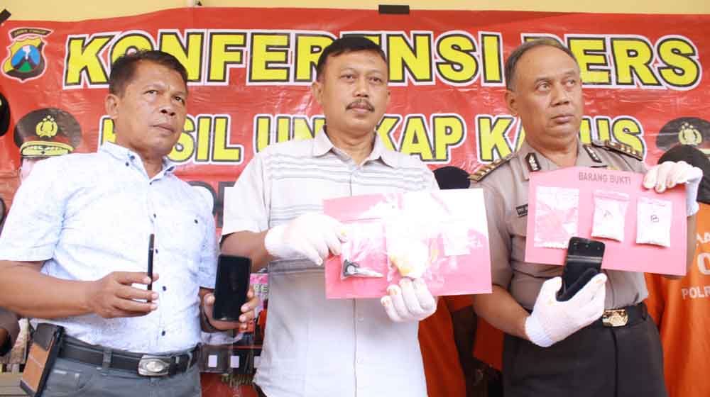 Petugas kepolisan menunjukkan barang bukti sabu yang disita dari pasutri di Ngawi