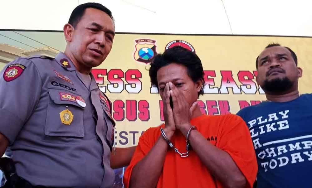 Tersangka saat di Mapolsek Rungkut