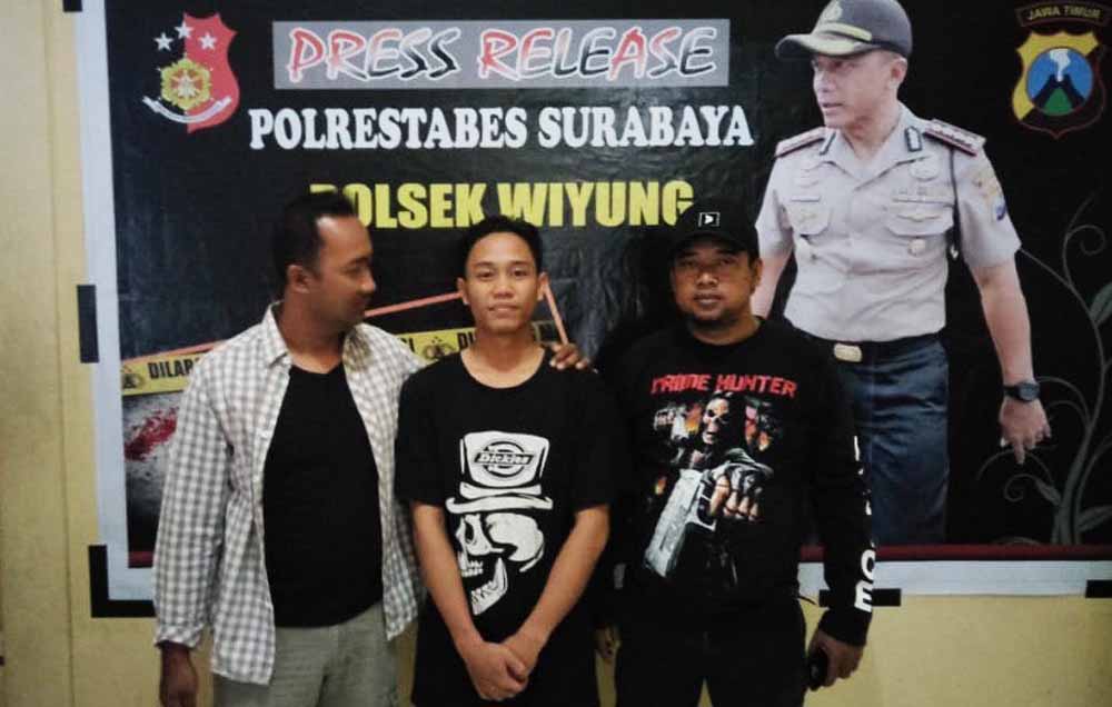 Tersangka saat diamankan di Mapolsek Wiyung