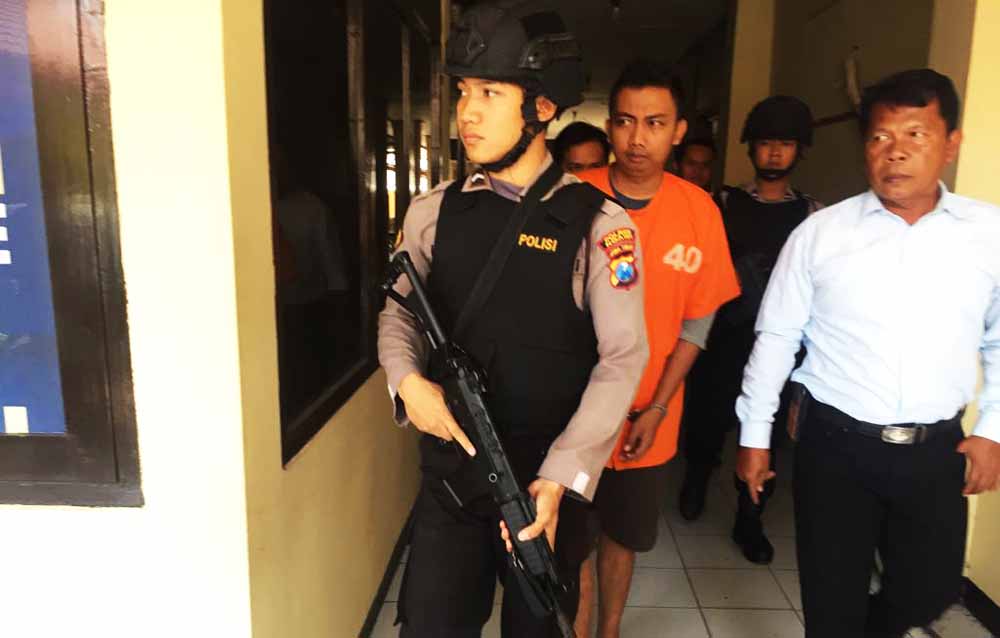 Kepala desa Mancaan saat dibawa ke Polres Ngawi