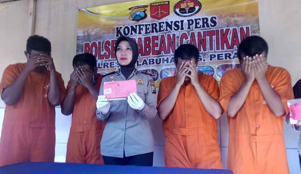 Empat tersangka saat berada di Mapolsek pabean cantikan