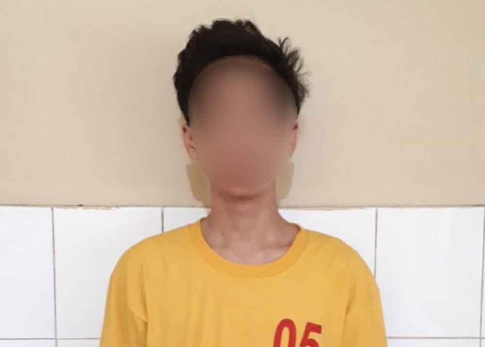 Salah satu tersangka pemilik sabu saat di Mapolsek Genteng