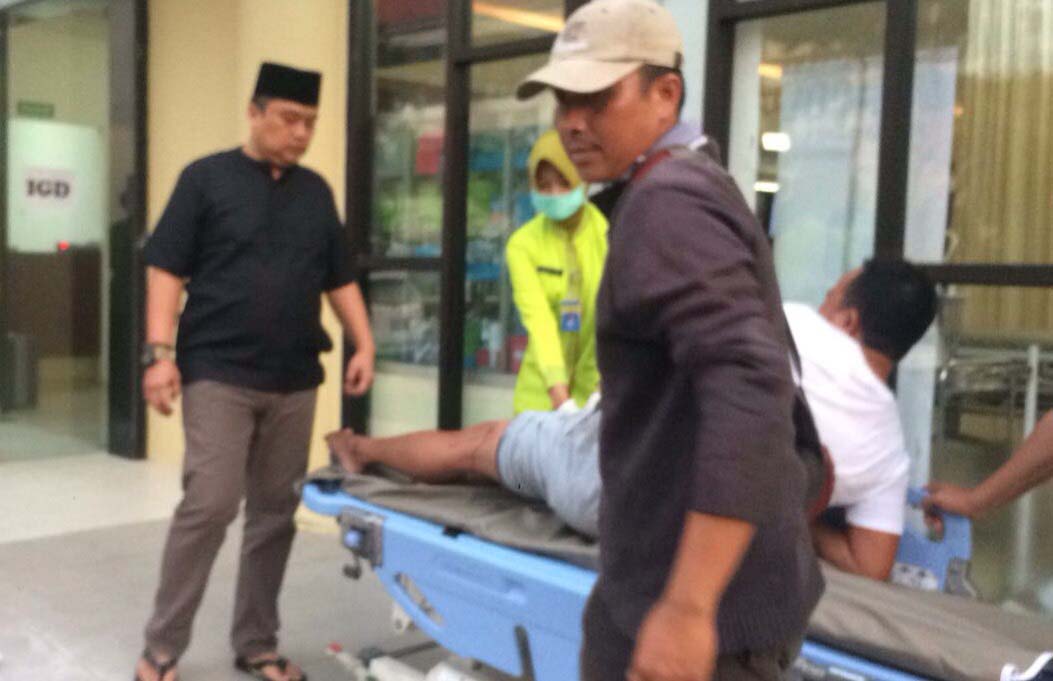 Nandi saat mendapat perawatan setelah kakinya ditembak. 