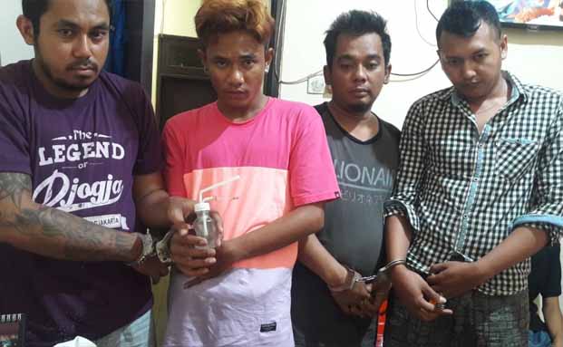 Keempat tersangka diamankan di Mapolsek Mulyorejo, Surabaya