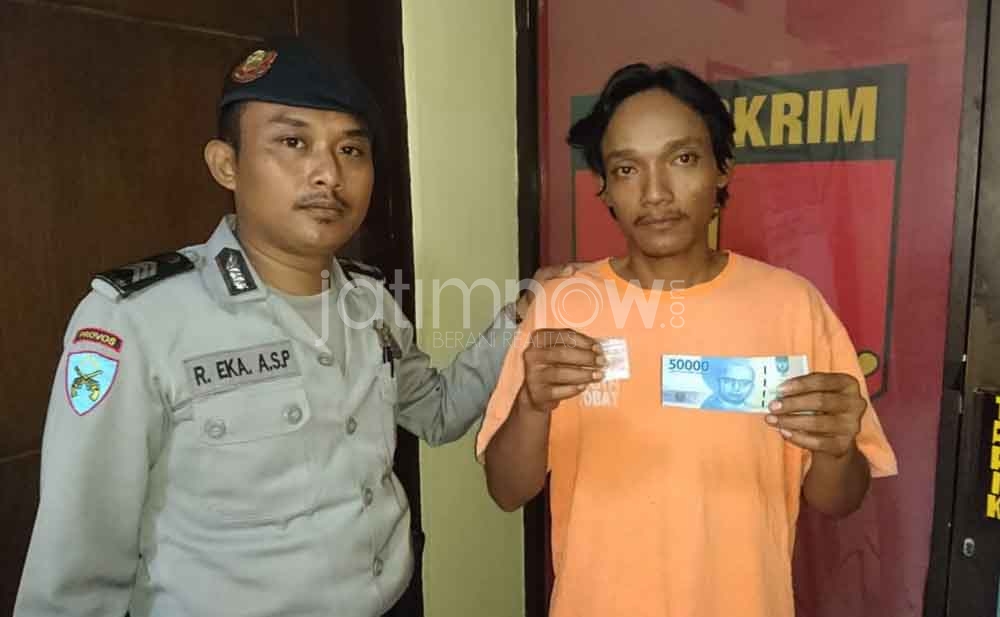 Tersangka bersama barang bukti sabu saat di Mapolsek Gubeng Surabaya