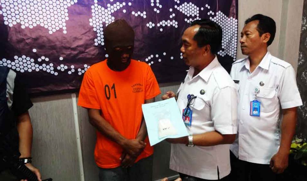 Tersangka saat bersama barang bukti sabu