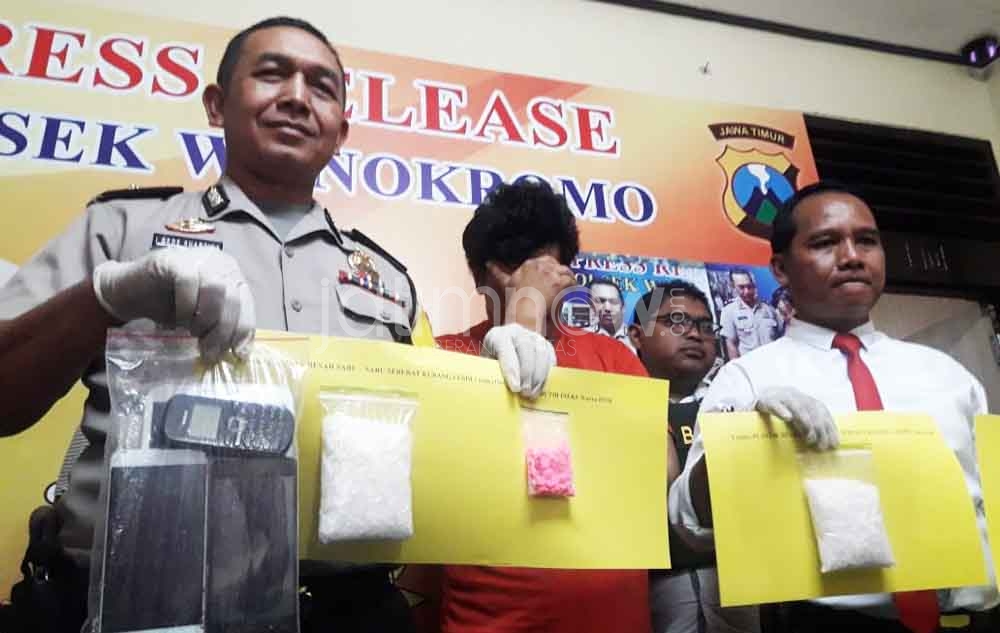 Tersangka bersama barng bukti saat di Polsek Wonokromo Surabaya