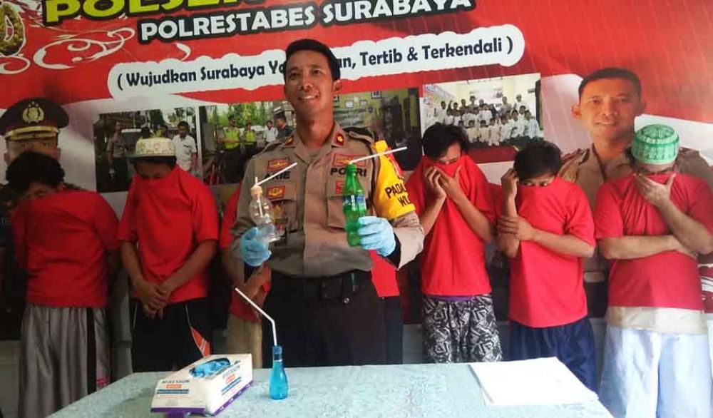 Tersangka saat di mapolsek Genteng