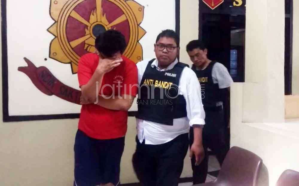 Tersangka Dedy Cristanto saat diamankan di Mapolsek Wonokromo