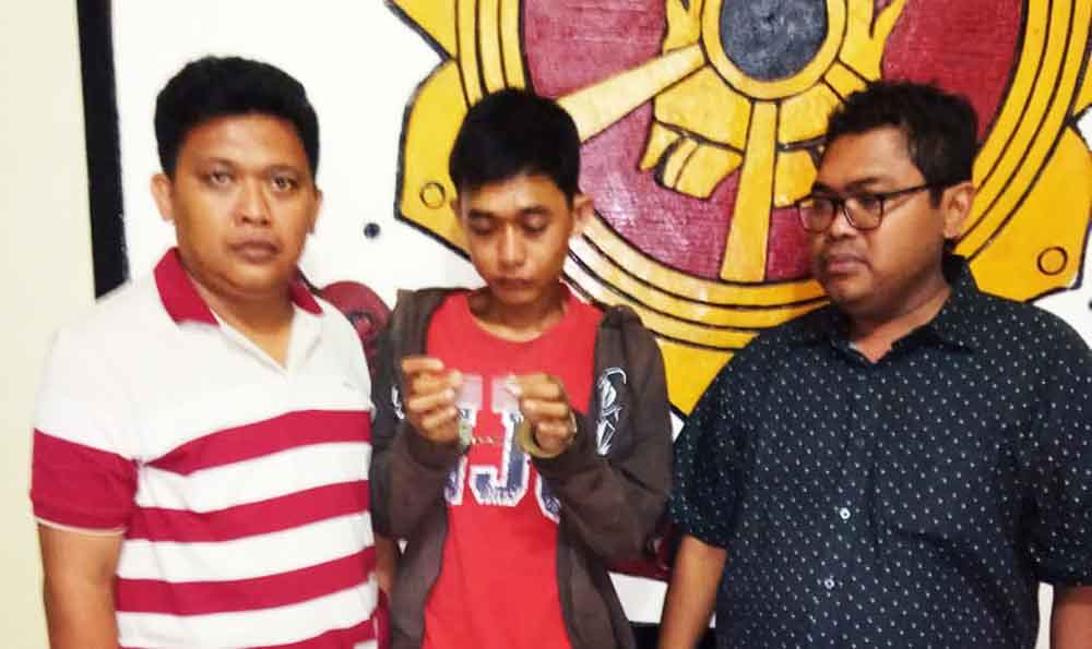 Tersangka (tengah) saat berada di Mapolsek Wonokromo