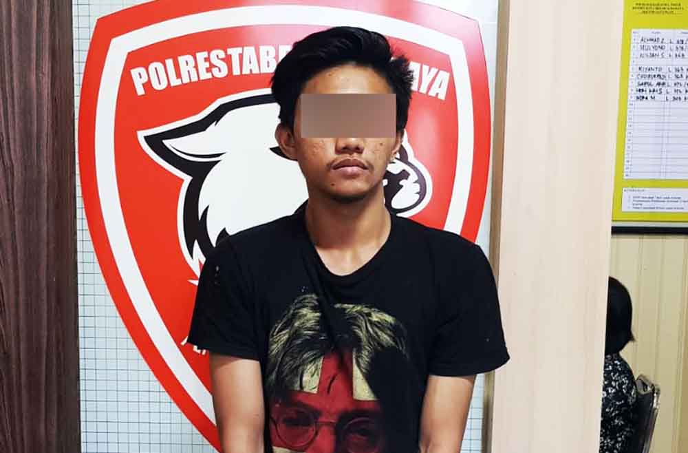 Tersangka saat berada di Mapolsek Gayungan