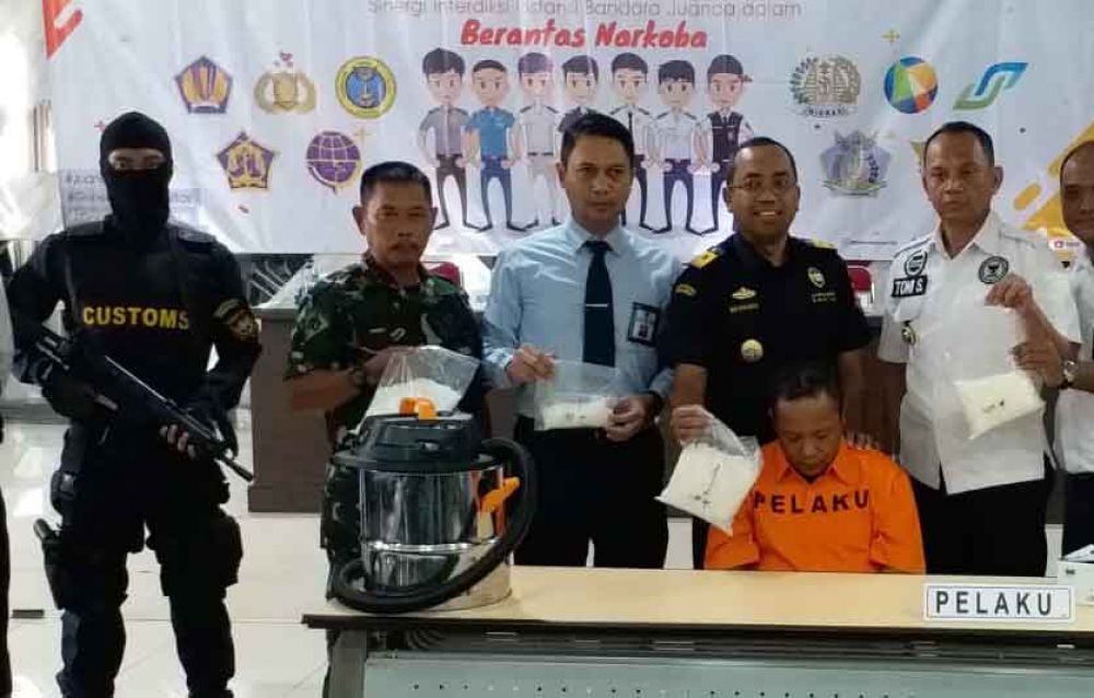 Sabu yang disembunyikan di Vacuum Cleaner digagalkan petugas Bea Cukai Juanda
