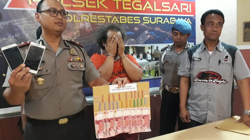 Polisi menunjukkan barang bukti yang berhaasil disita dari tangan Bogel/Foto: Arry Saputra