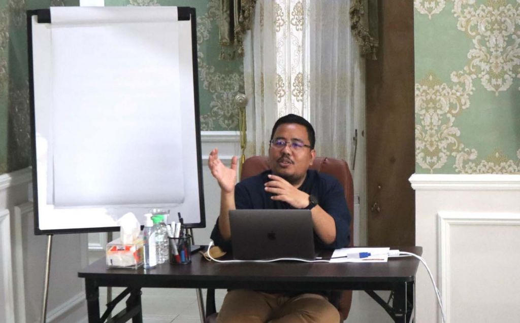 Ketua DPD Partai Gerindra Jawa Timur (Jatim) Anwar Sadad mengisi akhir pekannya dengan berdiskusi bersama belasan anak muda.