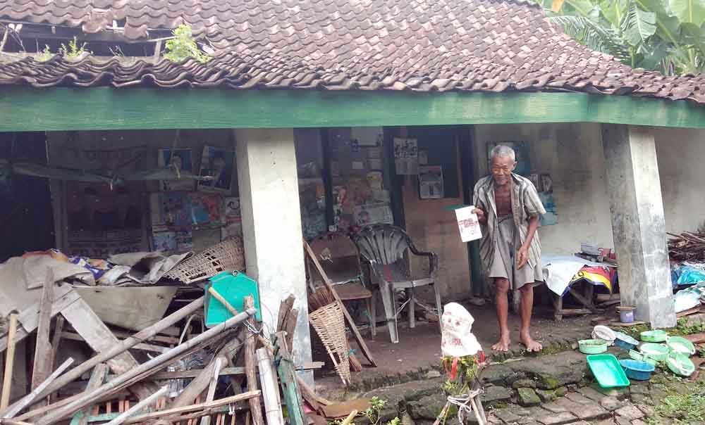 Sadikun di depan rumahnya