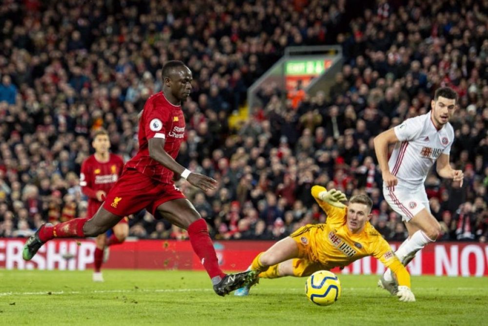Sadio Mane mencetak gol kedua Liverpool ke gawang Sheffield United. (Foto: EPA-EFE/PETER POWELL)