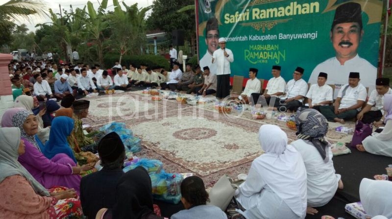 Bupati Anas memberikan sambutan di acara buka puasa bersama/istimewa