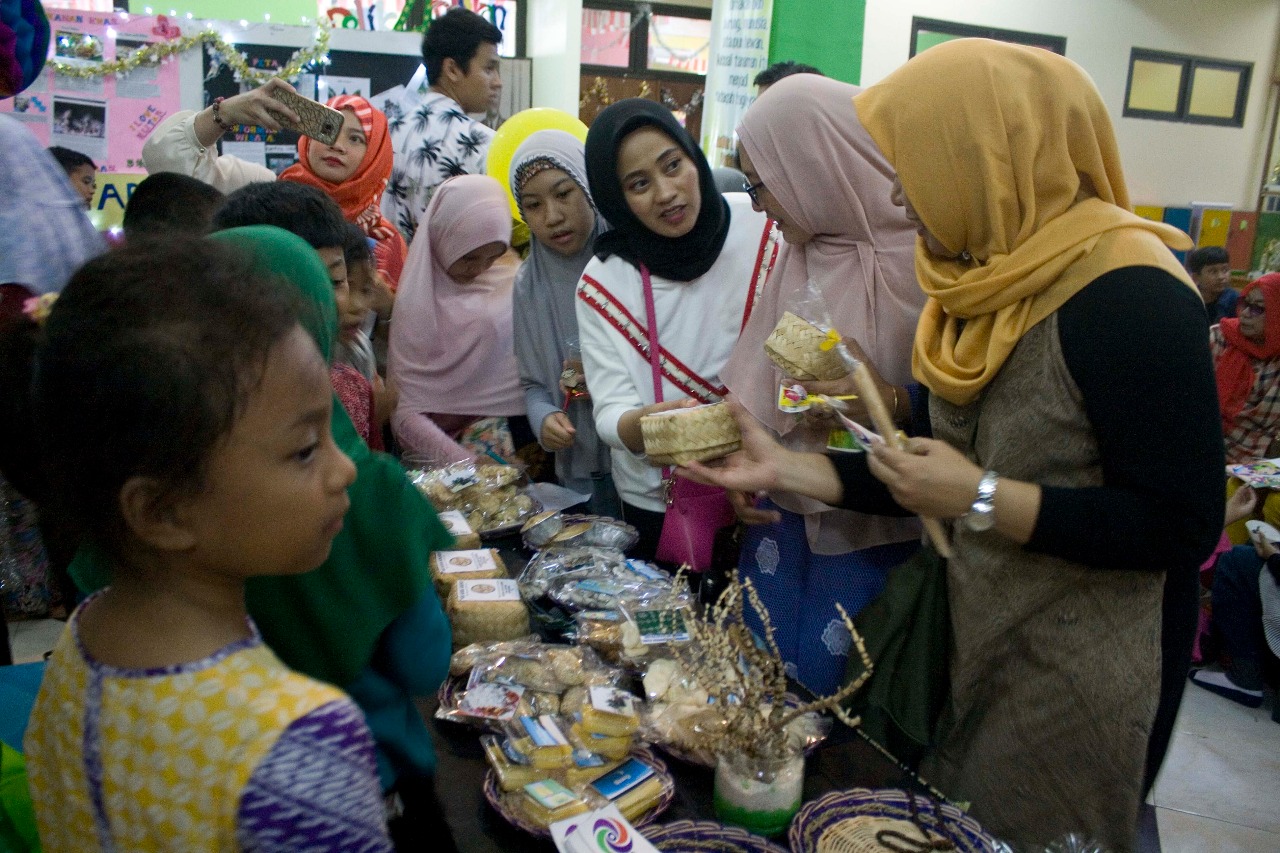 Para siswa ketika memamerkan karyanya