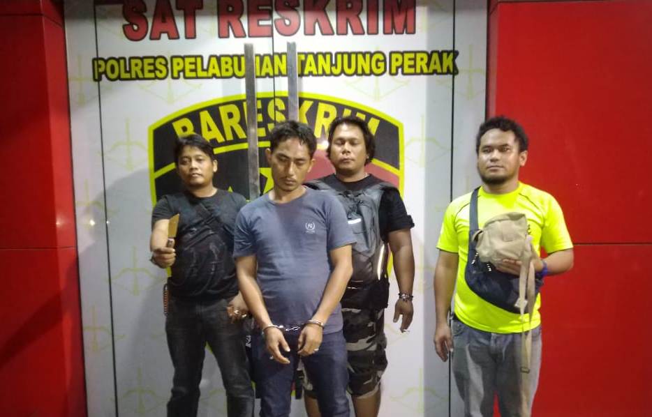 Pria yang membawa pisau (diborgol) diamankan di Mapolres Pelabuhan Tanjung Perak Surabaya