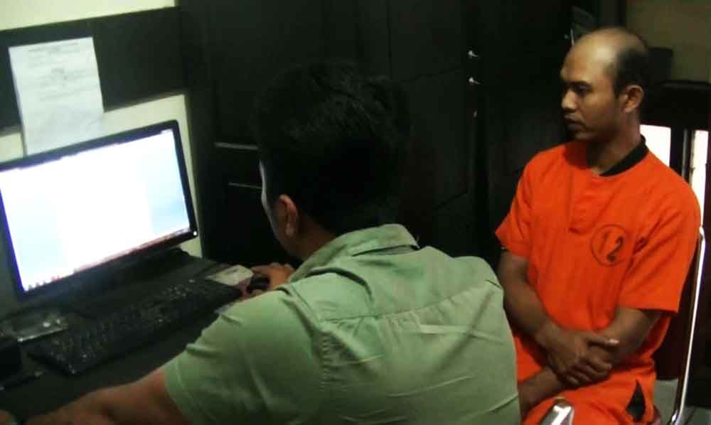 Tersangka saat diperiksa di Mapolres Tulungagung