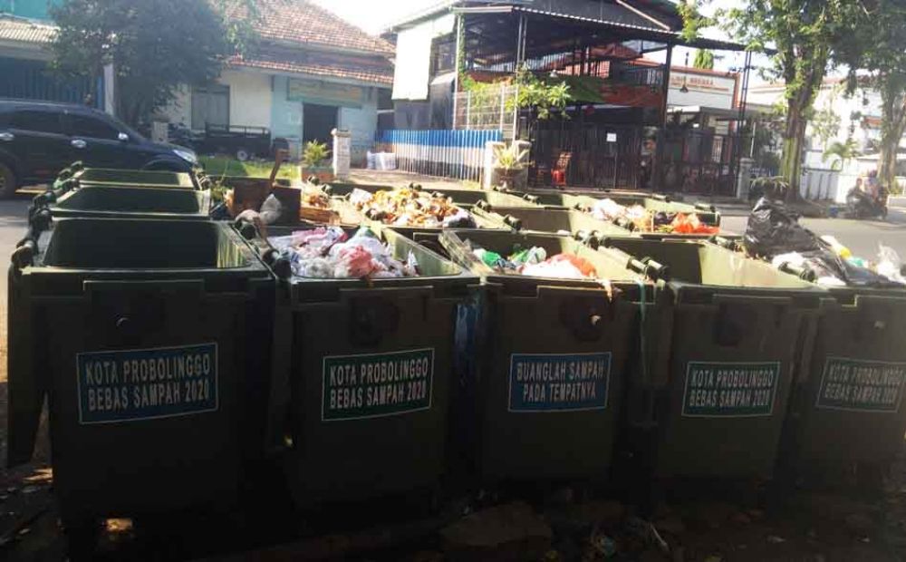 Tumpukan sampah yang disoal pedagang di alun-alun Probolinggo