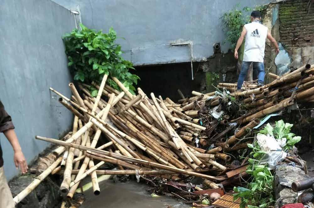 Tumpukan sampah yang menyumbat saluran air di kawasan Jalan Soekarno Hatta, Kota Malang